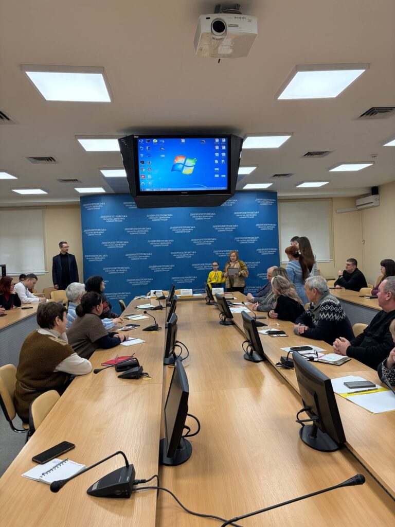Возможно, это изображение учеба, стол, отдел новостей и текст