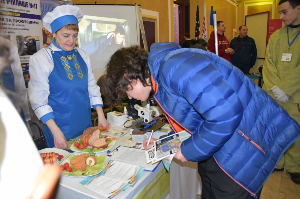 Возможно, это изображение один или несколько человек и текст