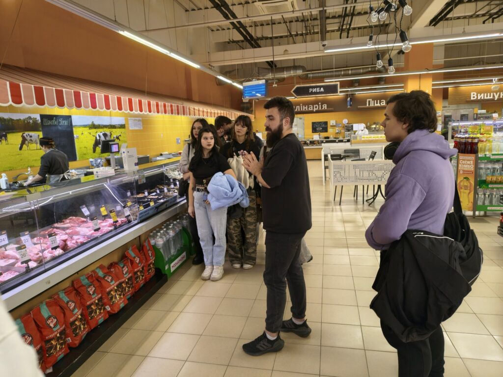 Возможно, это изображение один или несколько человек, газетный киоск и текст "MiutalSteri PИ6A лиHaиR nиua Bиwy"