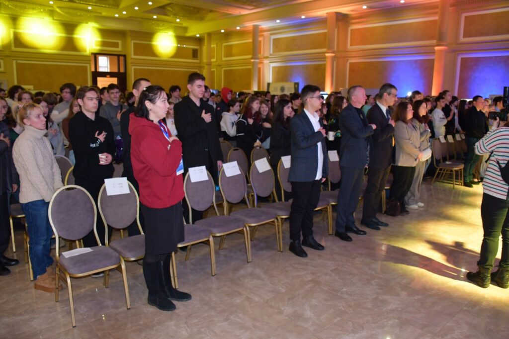 Возможно, это изображение осветительное оборудование и толпа