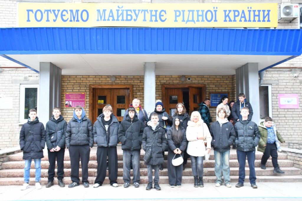 Возможно, это изображение один или несколько человек и текст