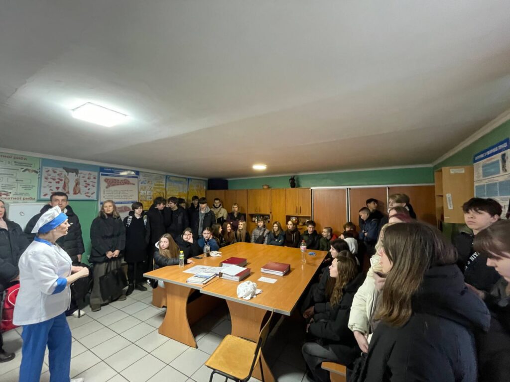 Возможно, это изображение один или несколько человек, люди учатся и текст