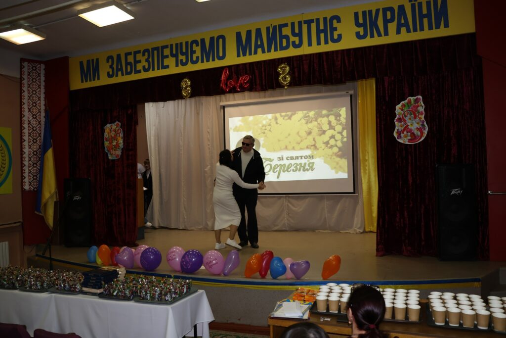 Возможно, это изображение помост и текст