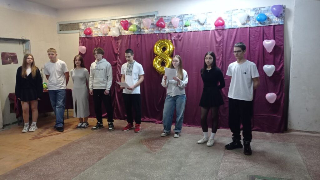 Возможно, это изображение один или несколько человек, люди улыбаются и сердечко