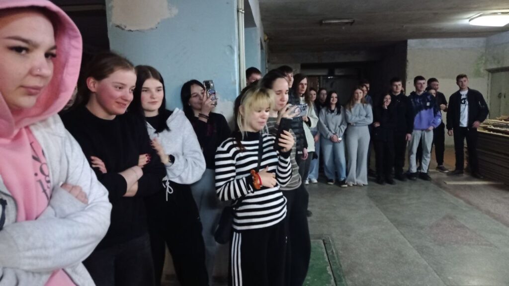Возможно, это изображение один или несколько человек и люди учатся