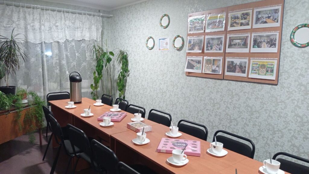 Возможно, это изображение стол и текст