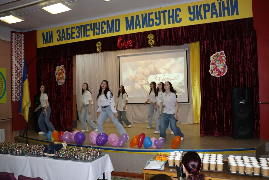 Возможно, это изображение помост и текст