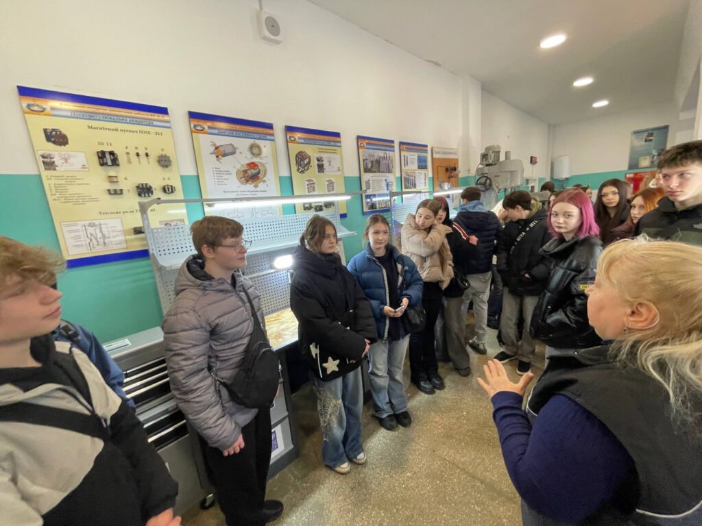Возможно, это изображение учеба и текст