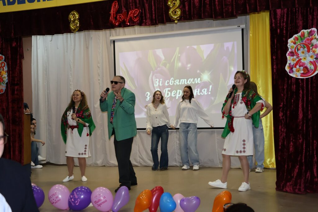Возможно, это изображение один или несколько человек и текст "3i cBRTom 3e6epaHR! 3 6ep HR! 歩中華 滿 感謝楽 김속 Mattuxa 3po4Kи"