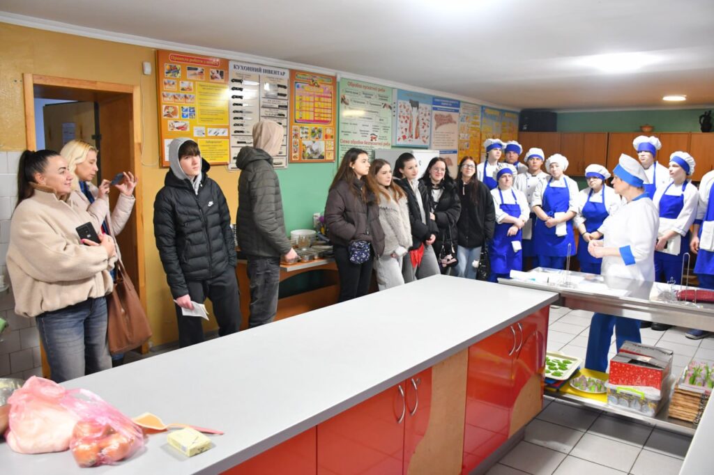 Возможно, это изображение один или несколько человек, больница и текст