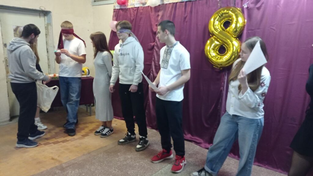 Возможно, это изображение текст
