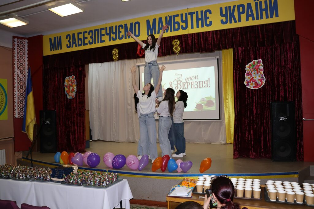 Возможно, это изображение текст