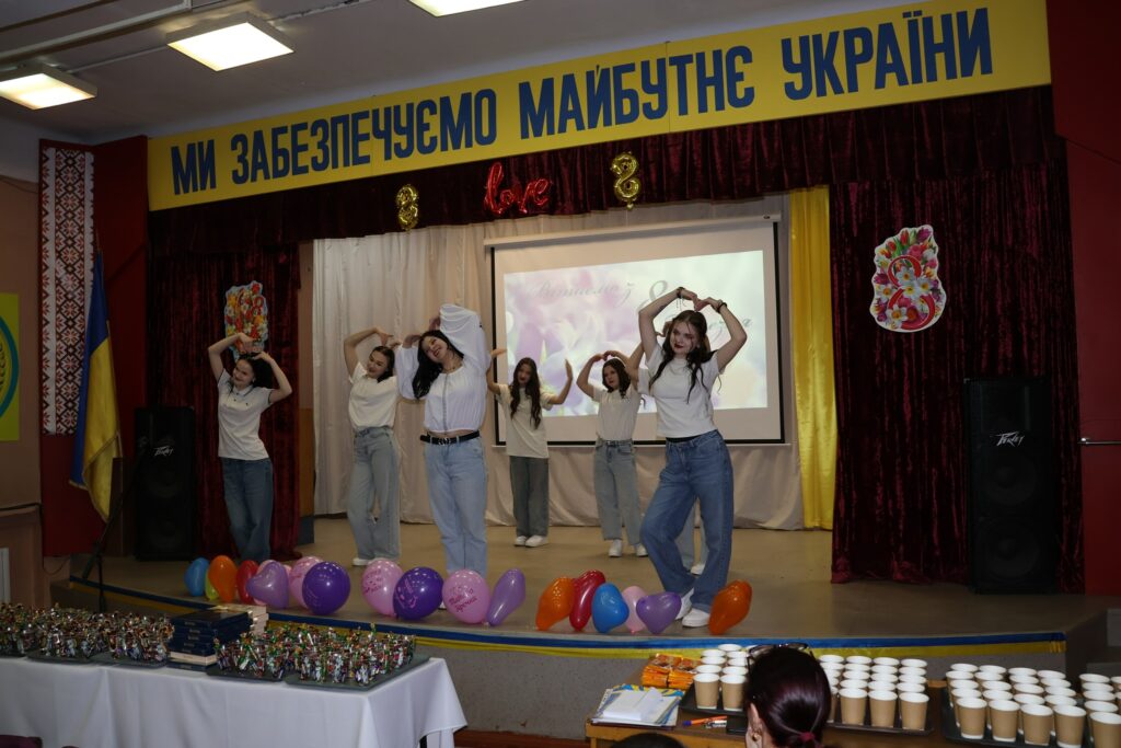 Возможно, это изображение танцы и текст