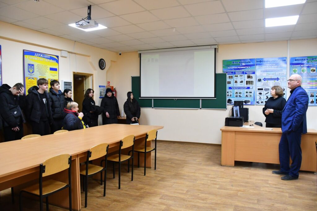 Возможно, это изображение учеба и текст