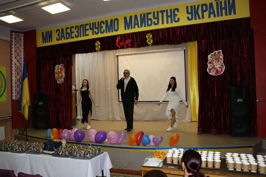 Возможно, это изображение помост и текст