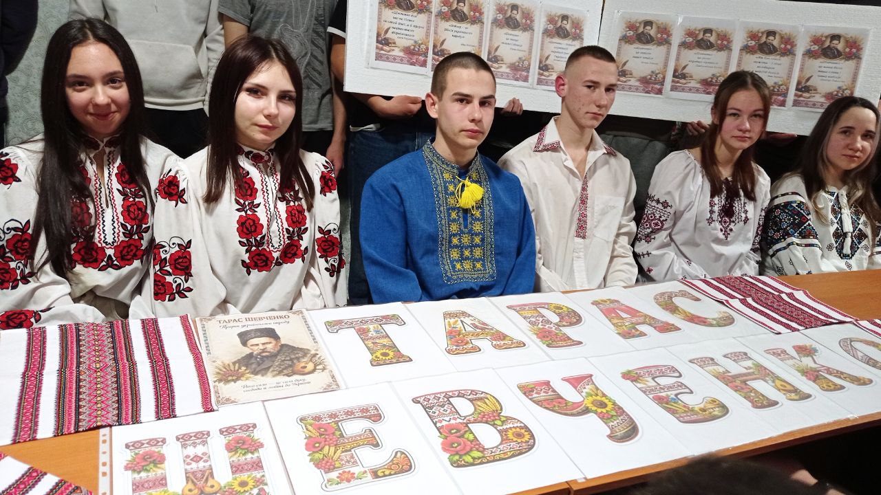 На зображенні може бути: одна або кілька осіб та текст