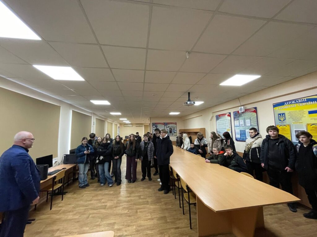 Возможно, это изображение осветительное оборудование и текст