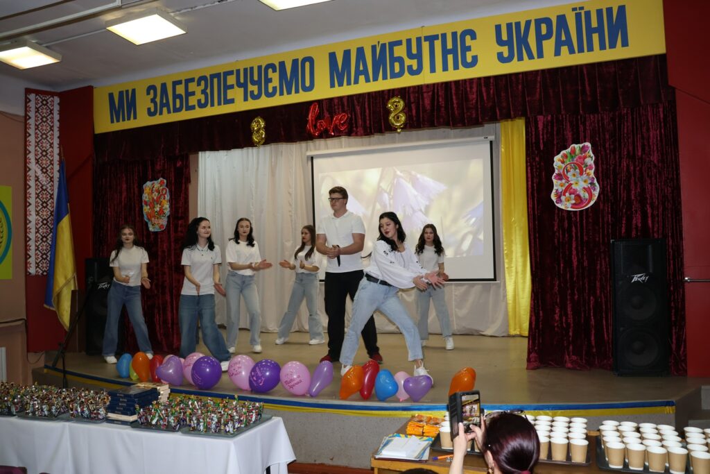 Возможно, это изображение текст