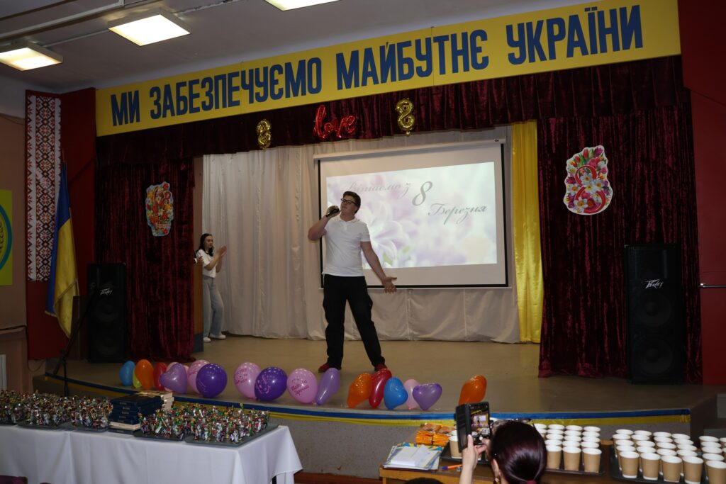 Возможно, это изображение текст