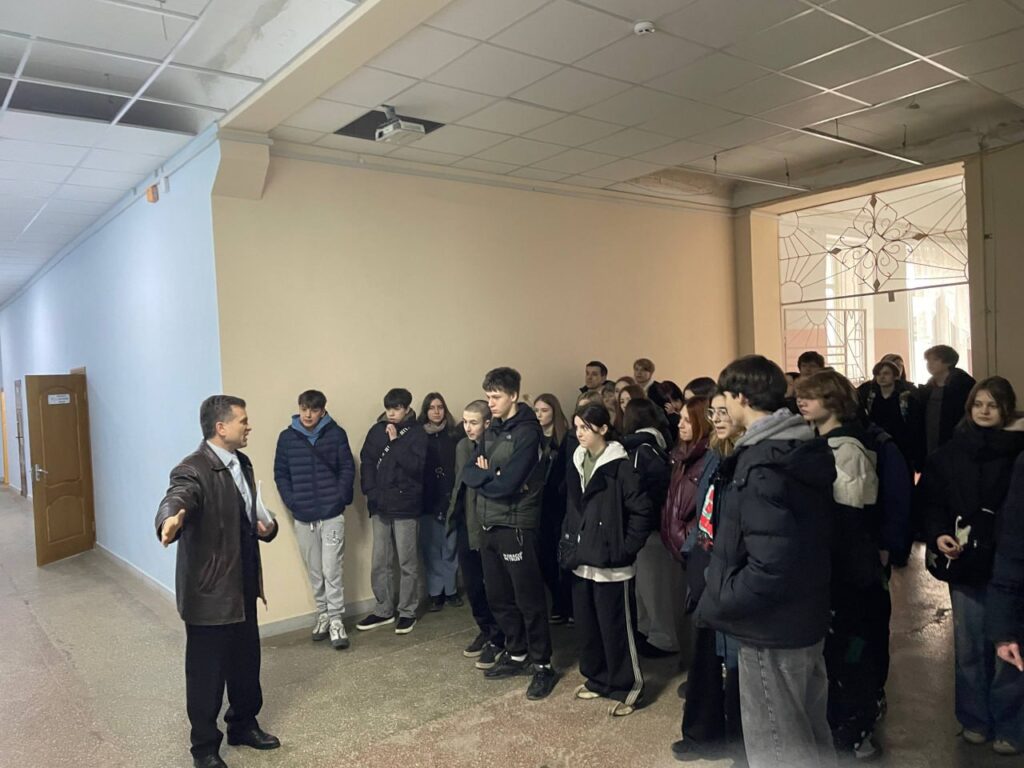 Возможно, это изображение толпа