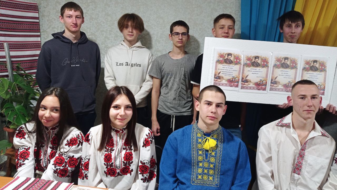 На зображенні може бути: одна або кілька осіб та текст
