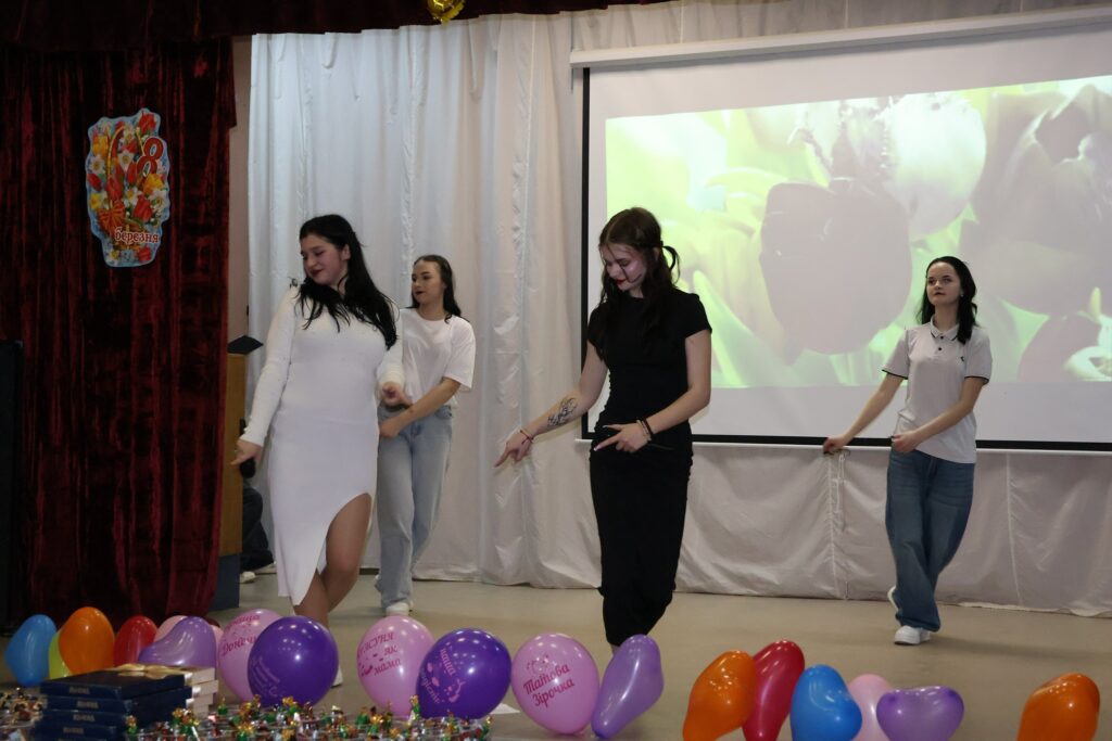 Возможно, это изображение один или несколько человек, люди улыбаются и текст