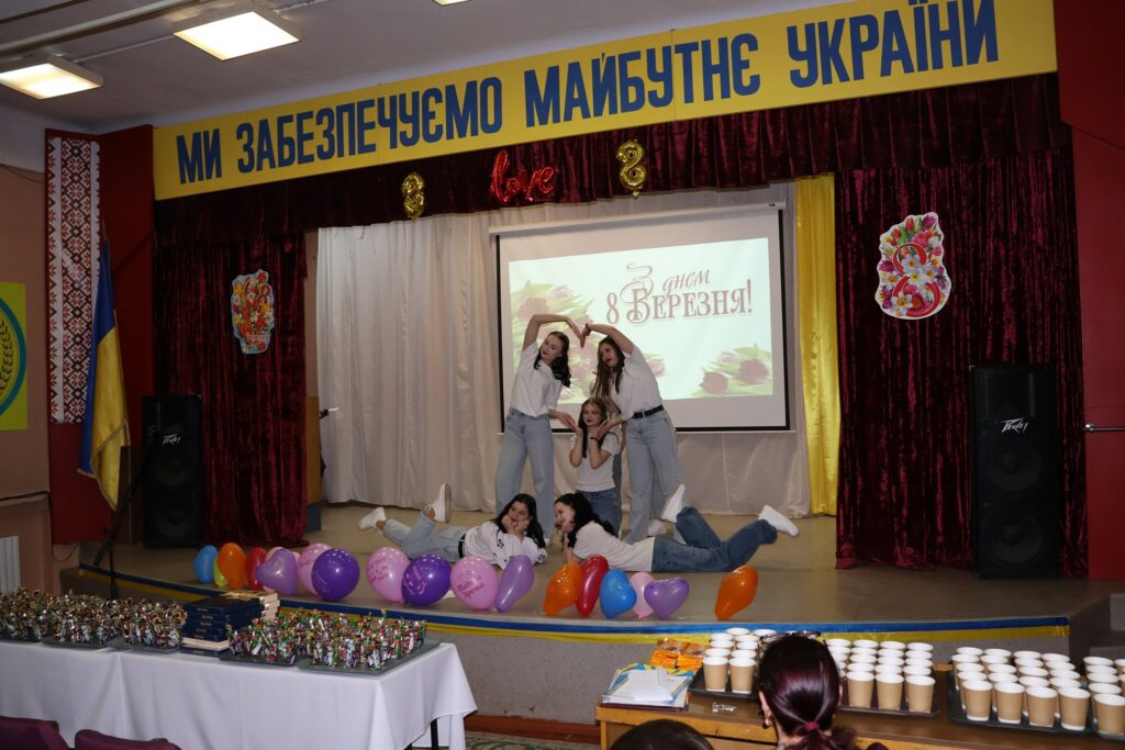 Возможно, это изображение помост и текст