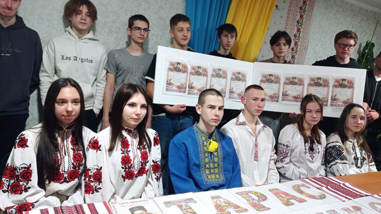 На зображенні може бути: одна або кілька осіб та текст