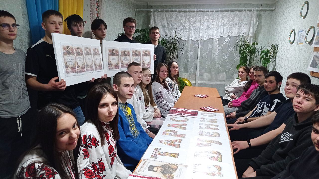 На зображенні може бути: одна або кілька осіб, стіл та текст