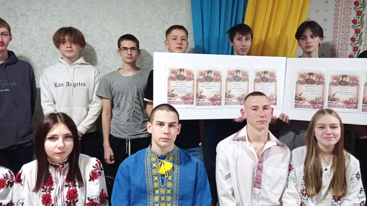 На зображенні може бути: одна або кілька осіб та текст