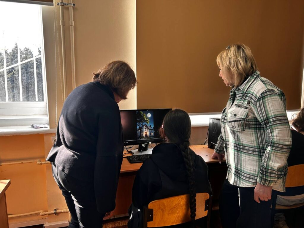 Возможно, это изображение учеба и телевизор