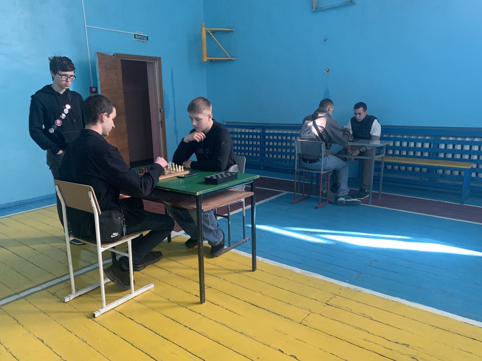 Возможно, это изображение один или несколько человек, люди учатся и шахматы