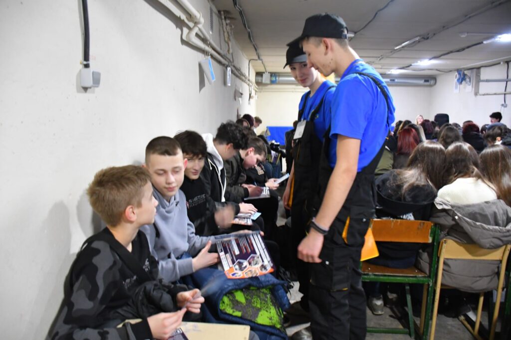 Возможно, это изображение один или несколько человек, люди играют в хоккей и толпа