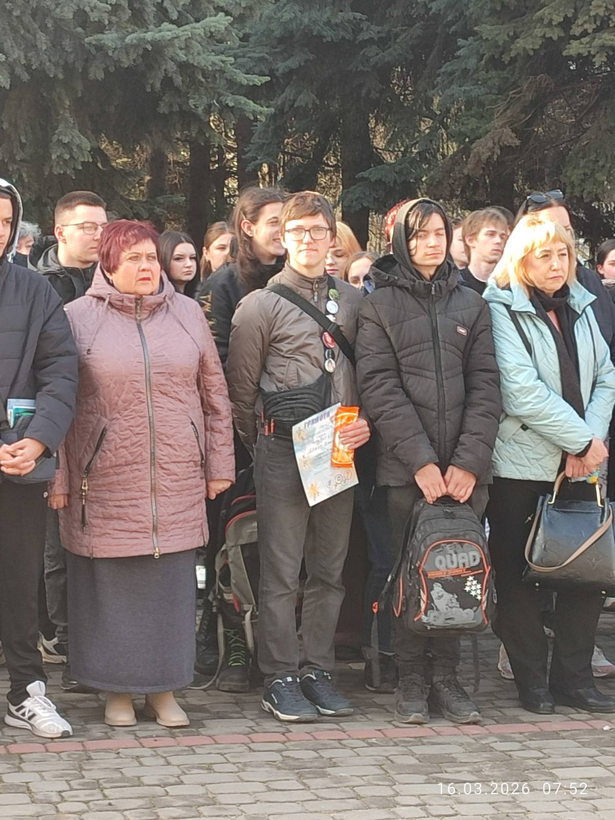 Возможно, это изображение один или несколько человек и толпа