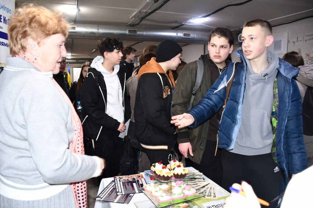 Возможно, это изображение один или несколько человек и текст "Hinpo MoT A Ner Rmи"
