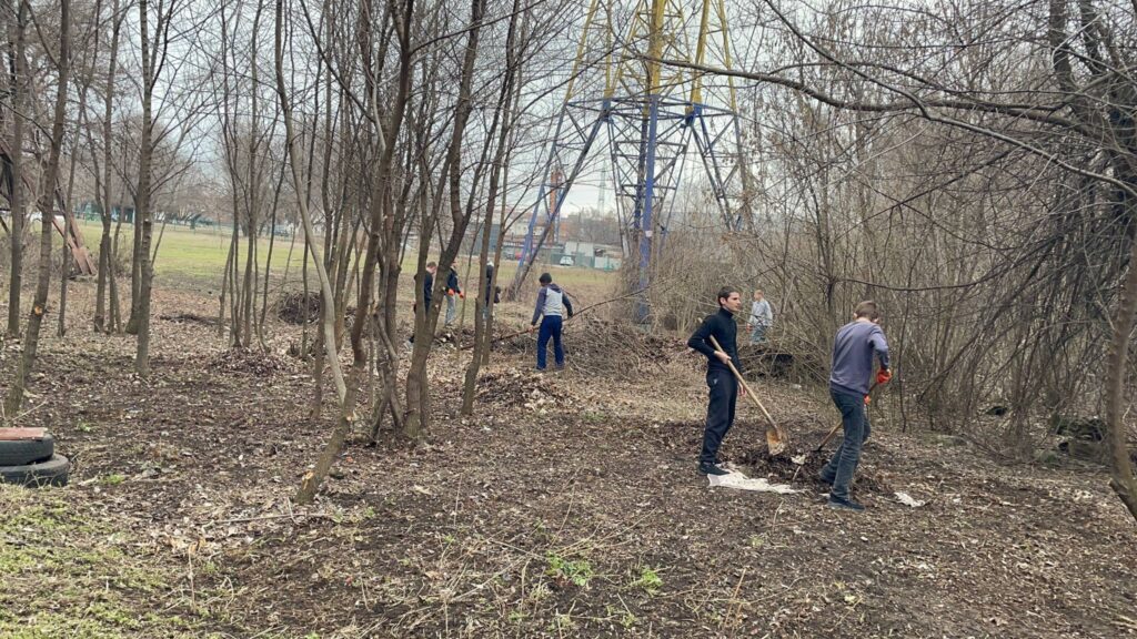 Возможно, это изображение стендовая стрельба, дерево и трава