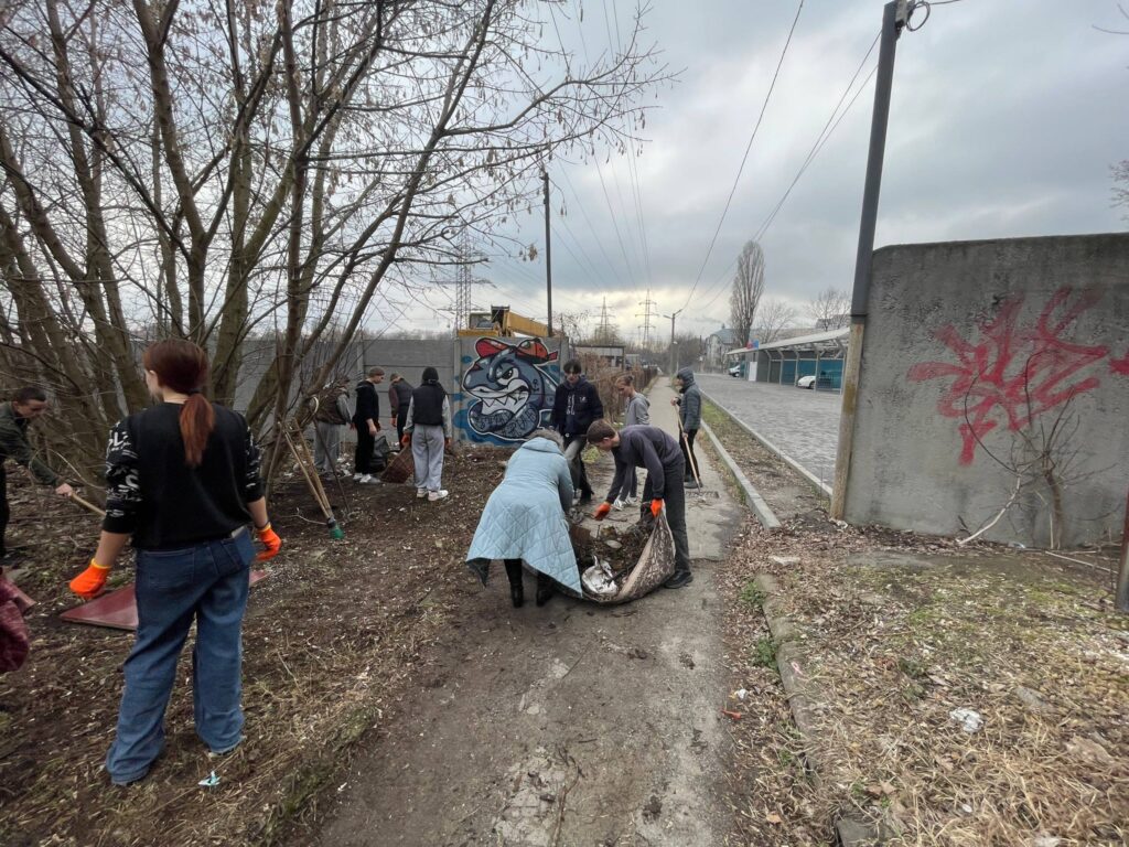 Возможно, это изображение один или несколько человек и улица