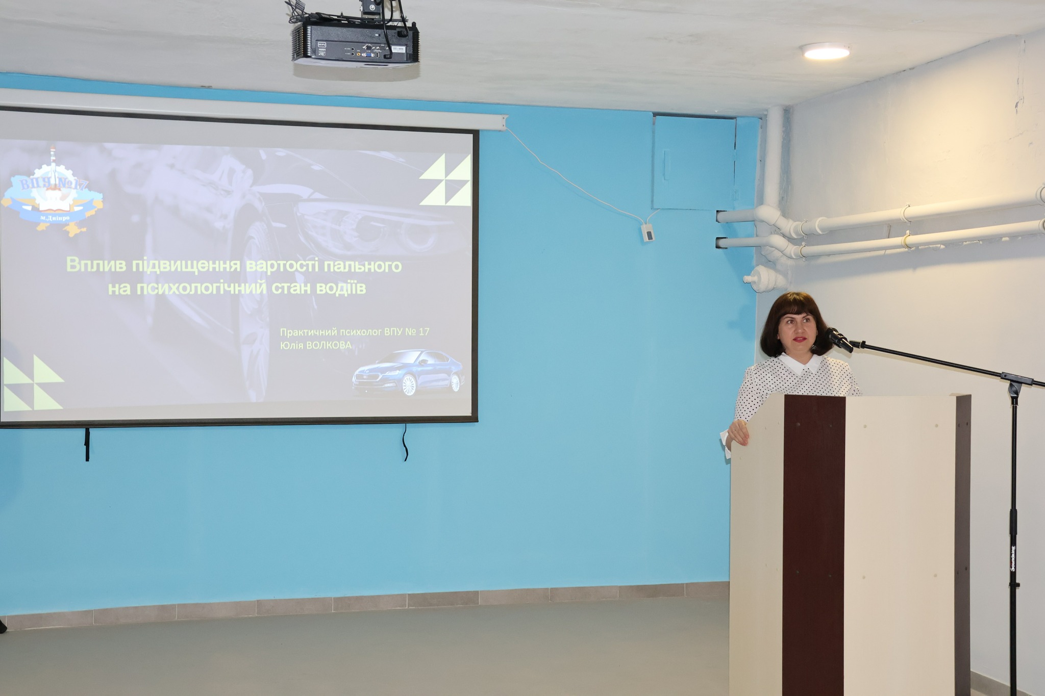 На зображенні може бути: динамік, поміст та текст