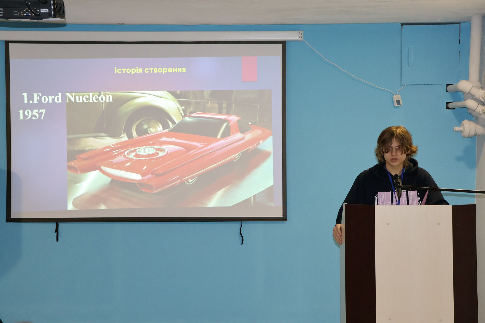 На зображенні може бути: телевізор та текст «стория сториястворення створення 1.Ford 1.FordNucleòn Nucleòn 1957»