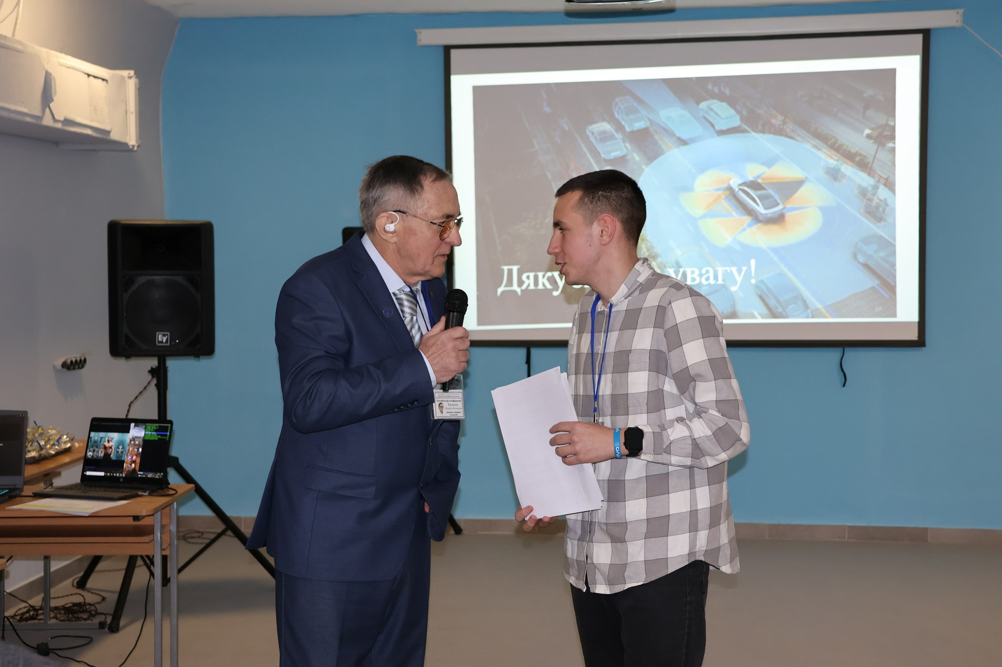 На зображенні може бути: одна або кілька осіб та текст