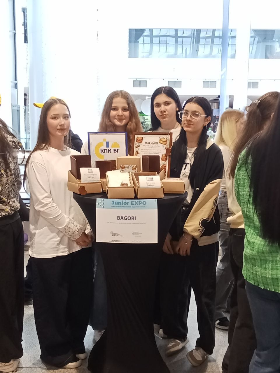 Возможно, это изображение ‎учеба и ‎текст "‎ه BAGERI KnK 6r ع T 4 Junior JuniorEXPO EΧΡΟ BAGORI ب-‎"‎‎