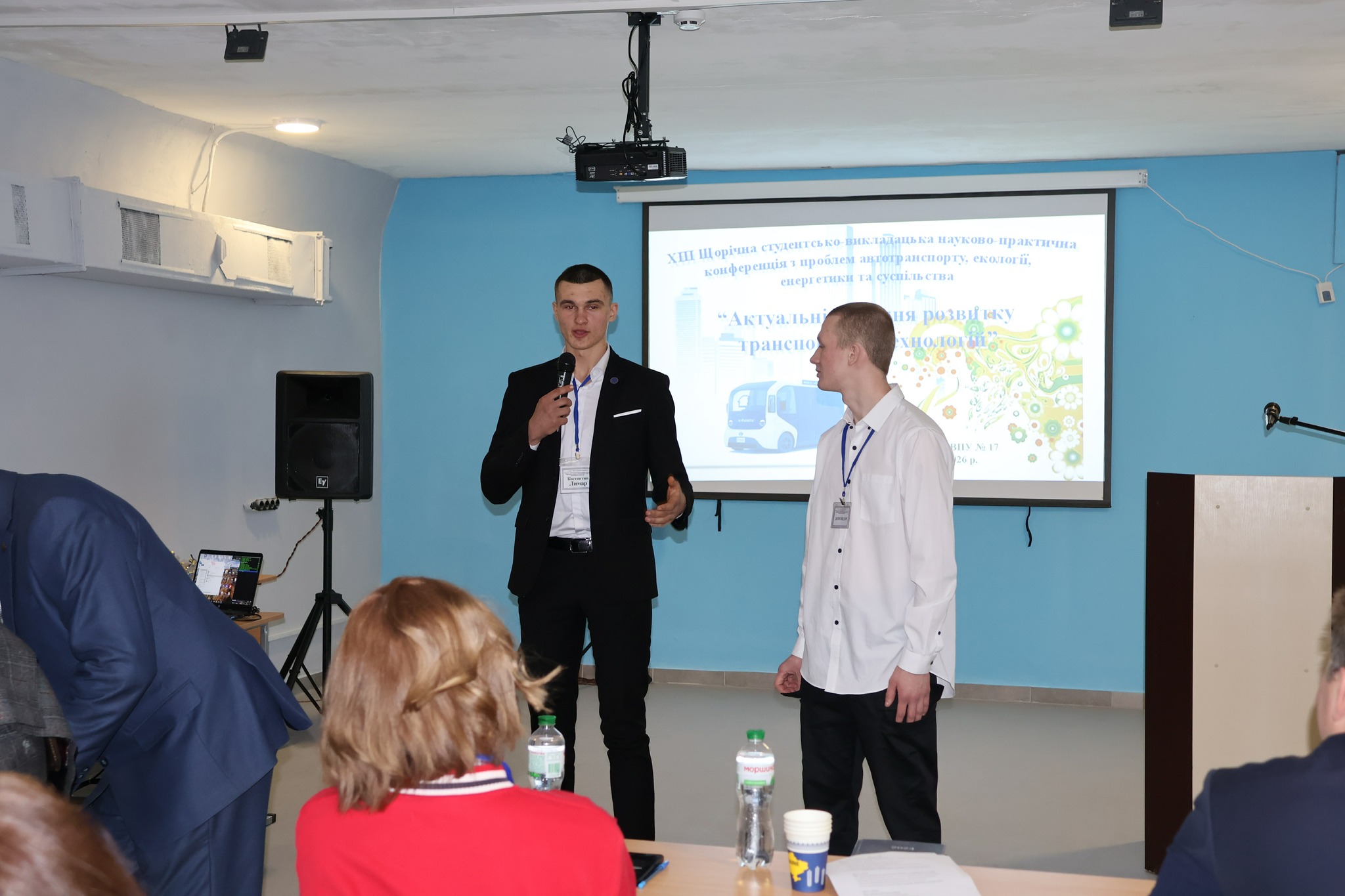 На зображенні може бути: одна або кілька осіб та текст «XIII Щеруа сТудентсько ( BHN wtuuaroari -алька иауВ практична кроблен нотра скотогй. конферешя! енергетика eyeniibera "Актуальн НА трансно ирозвинку Kiy»