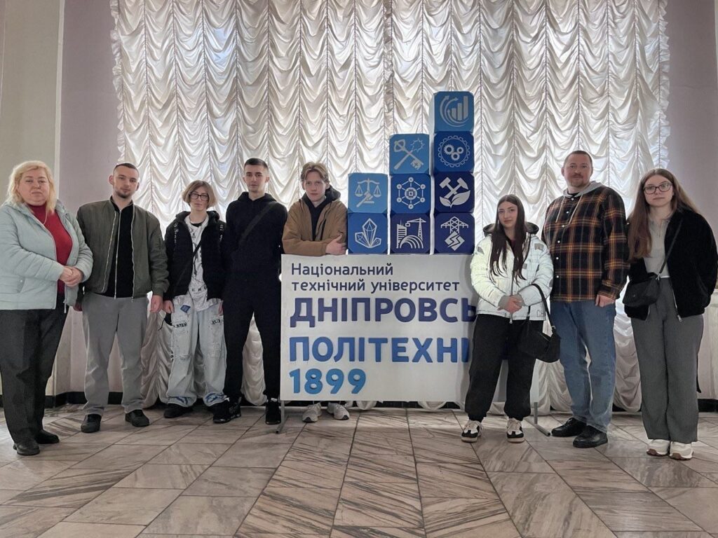 Возможно, это изображение один или несколько человек и текст