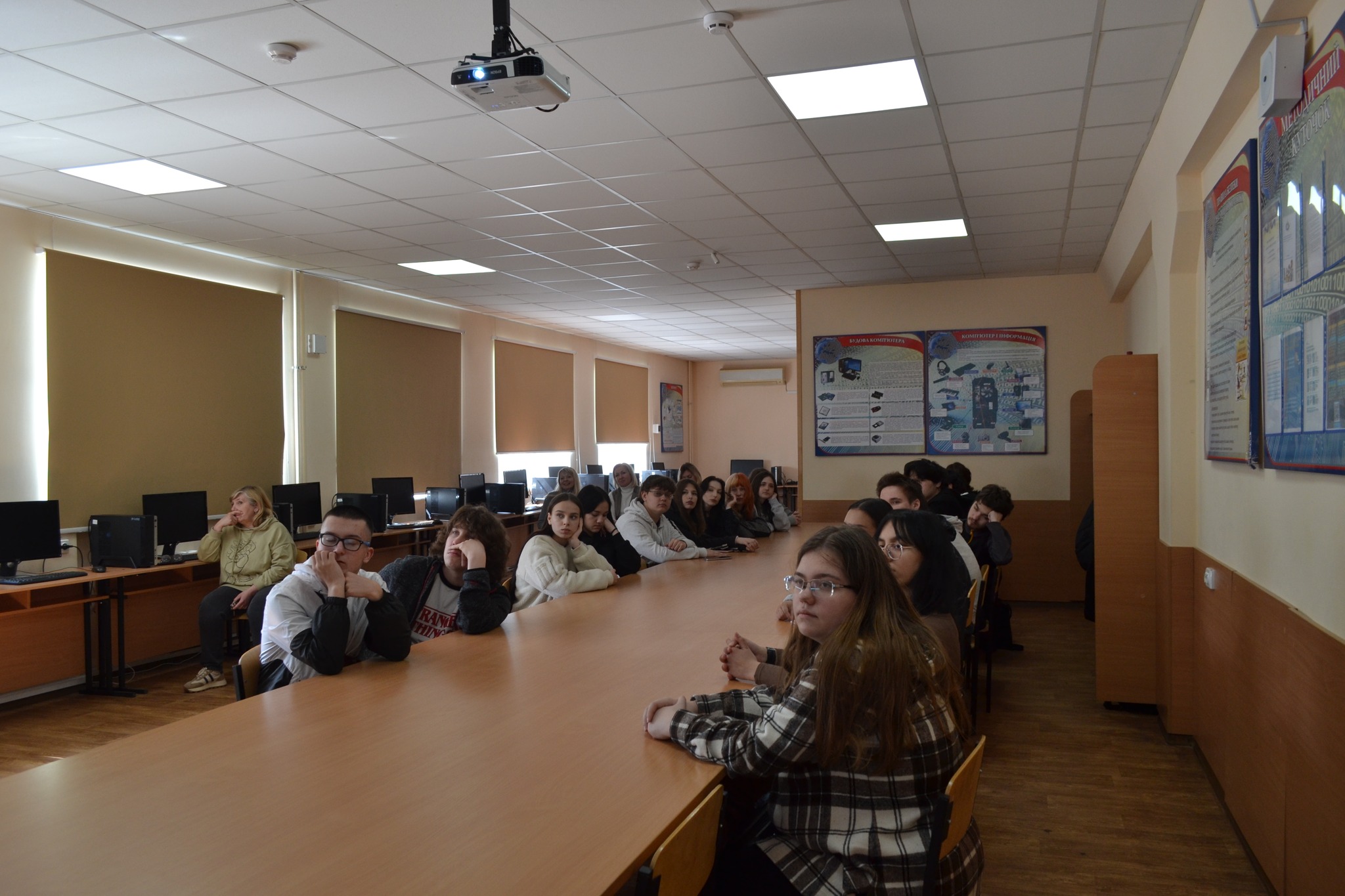 Возможно, это изображение учеба и стол