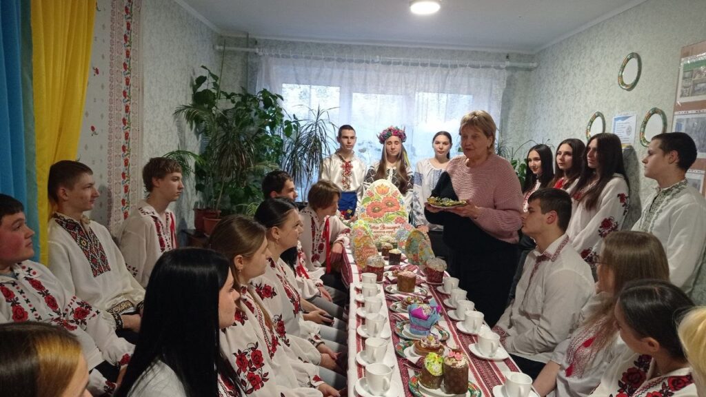 Возможно, это изображение один или несколько человек и текст "O 國"