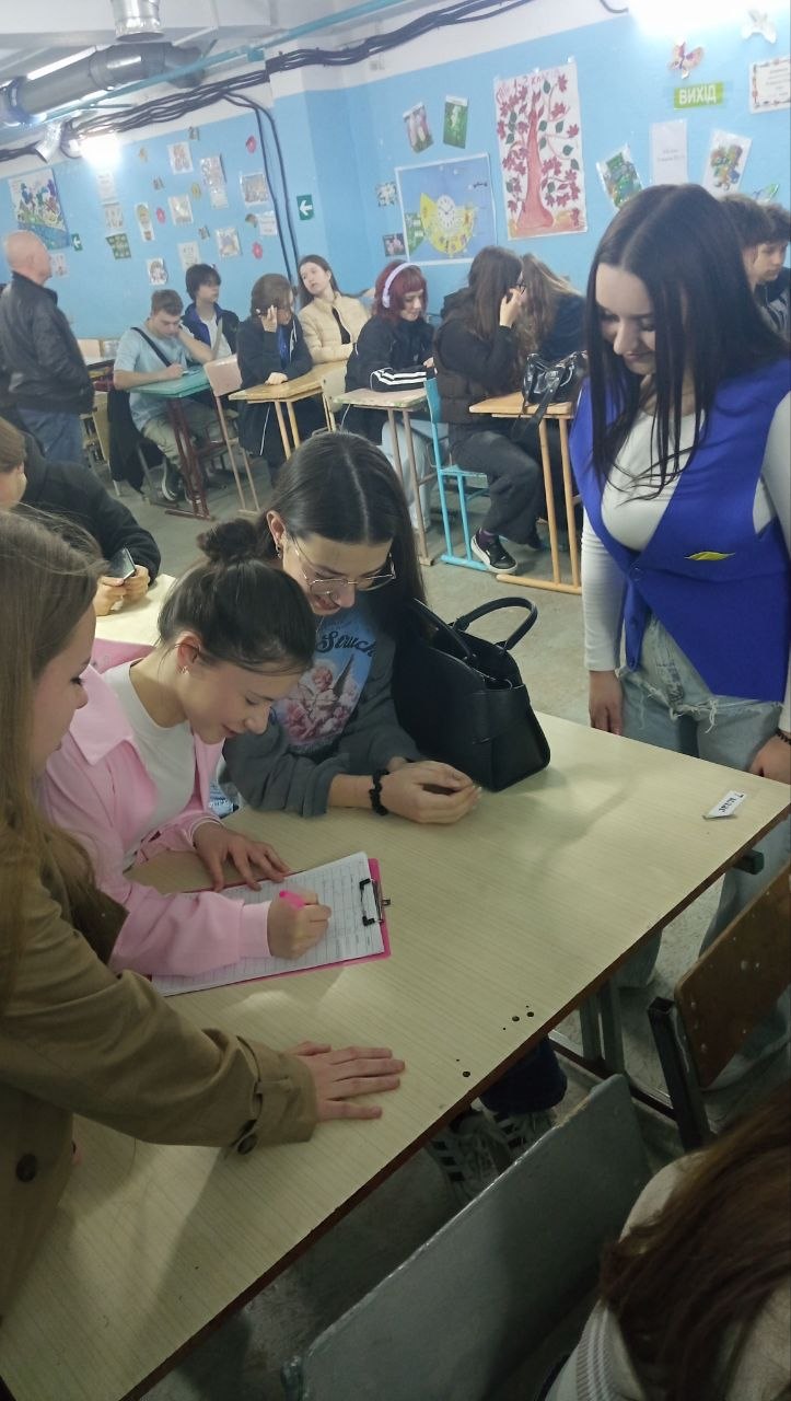 Возможно, это изображение один или несколько человек, люди учатся и текст "BHXIA ዋ E"