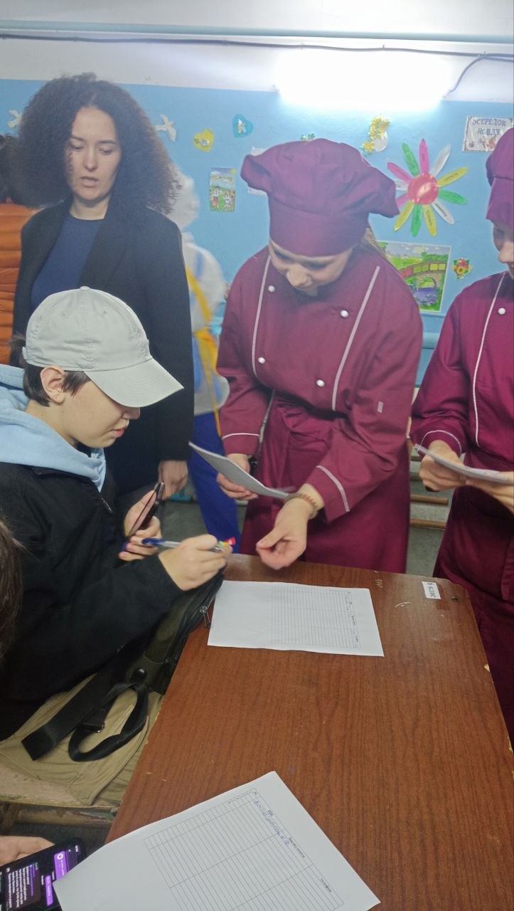 Возможно, это изображение один или несколько человек, люди учатся и текст
