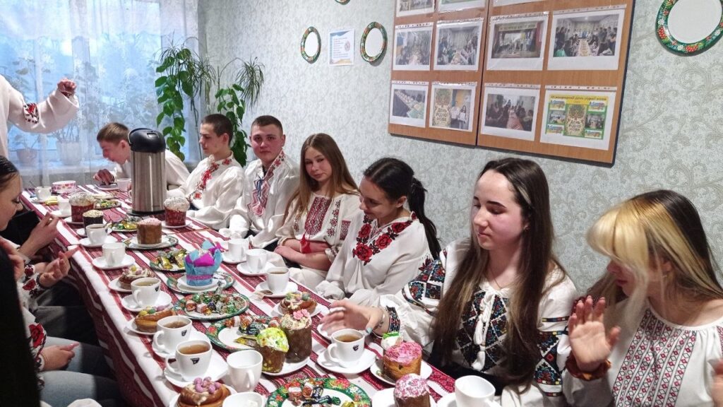 Возможно, это изображение один или несколько человек и фондю