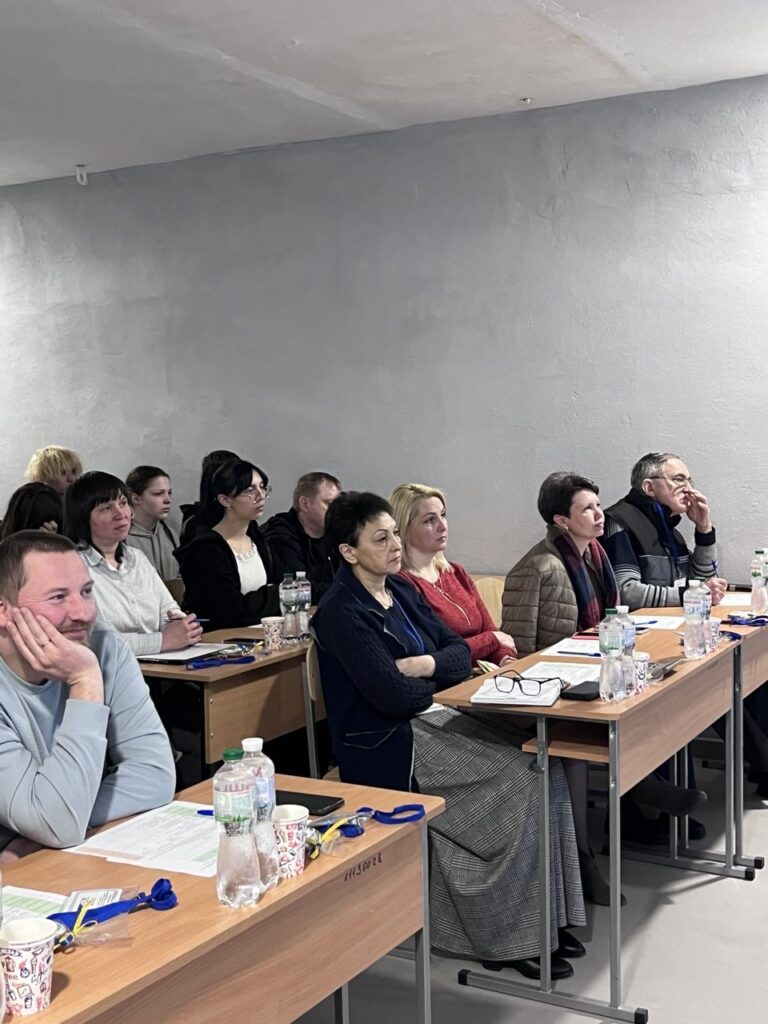 Возможно, это изображение один или несколько человек, люди учатся и стол