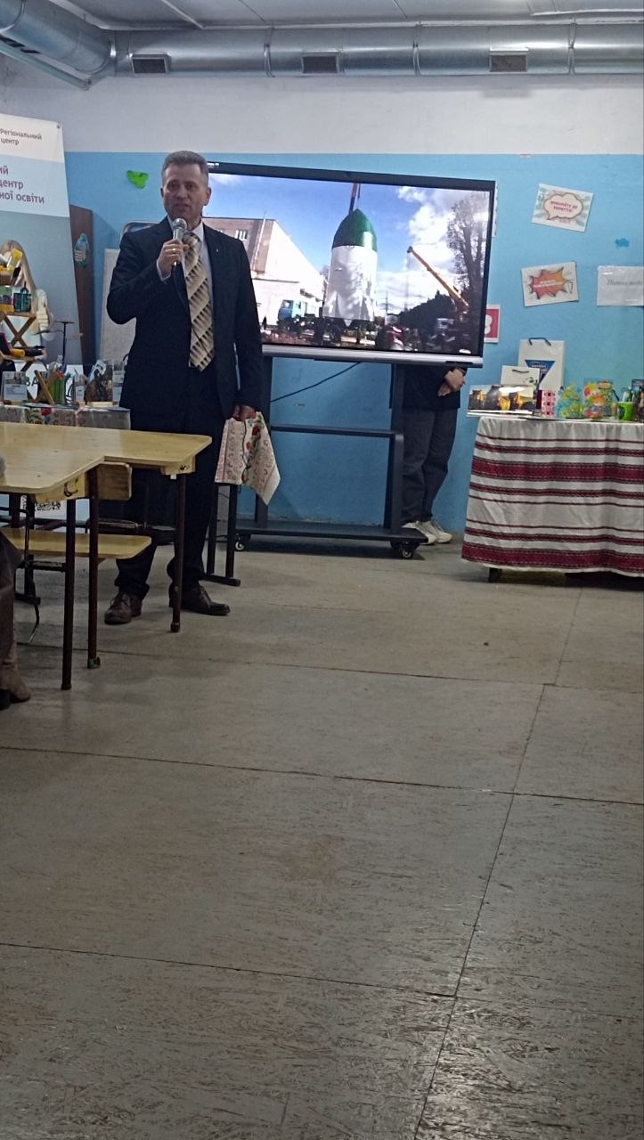 Возможно, это изображение телевизор и текст